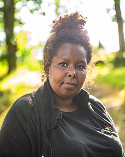 Fahima Doodi står utomhus med en Samhall-jacka på sig.