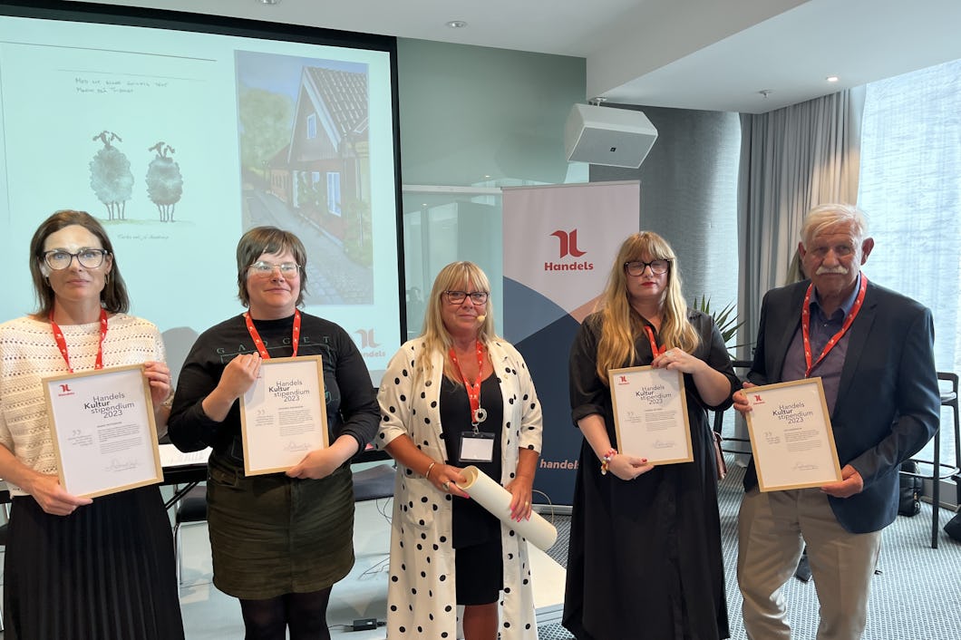 Fem personer, tre kvinnor och två män, står i rad och håller inramade certifikat.