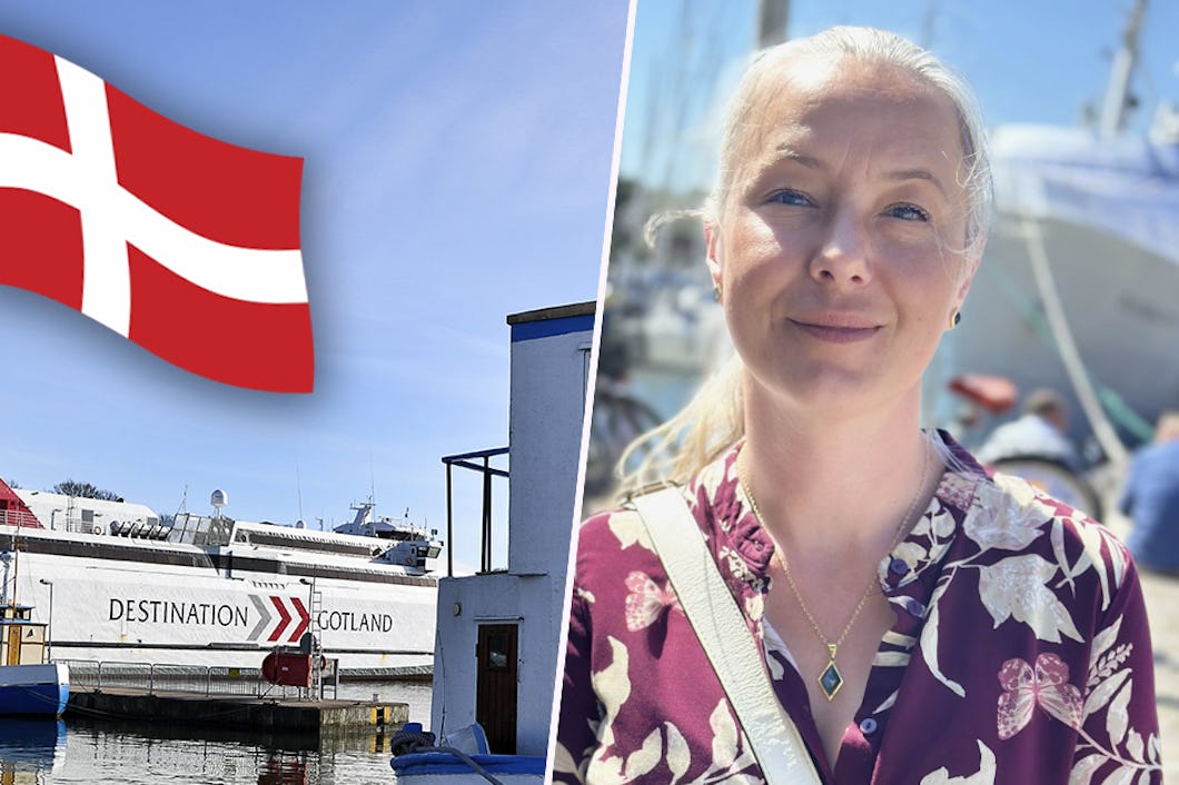 En färja med texten "DESTINATION GOTLAND" ligger förtöjd bredvid en mindre båt. I förgrunden står en kvinna.