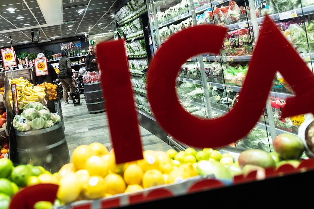 Fönster mot butik där det står Ica.