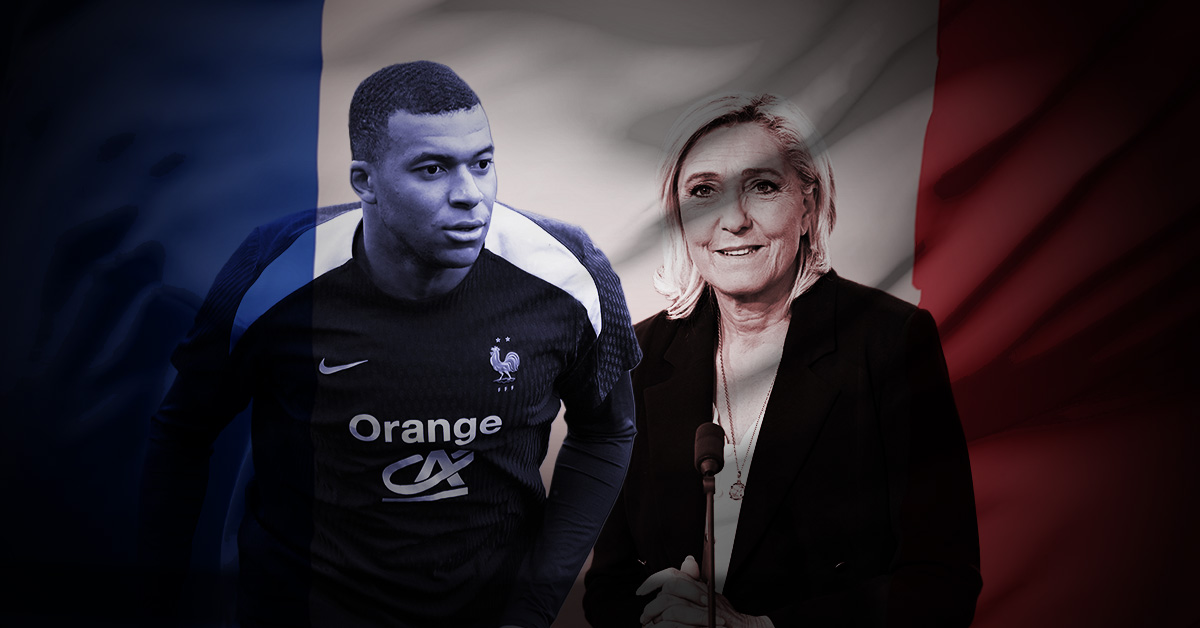 En man klädd i en fransk fotbollströja står bredvid en kvinna i kostym med en mikrofon framför en bakgrund av den franska flaggan.