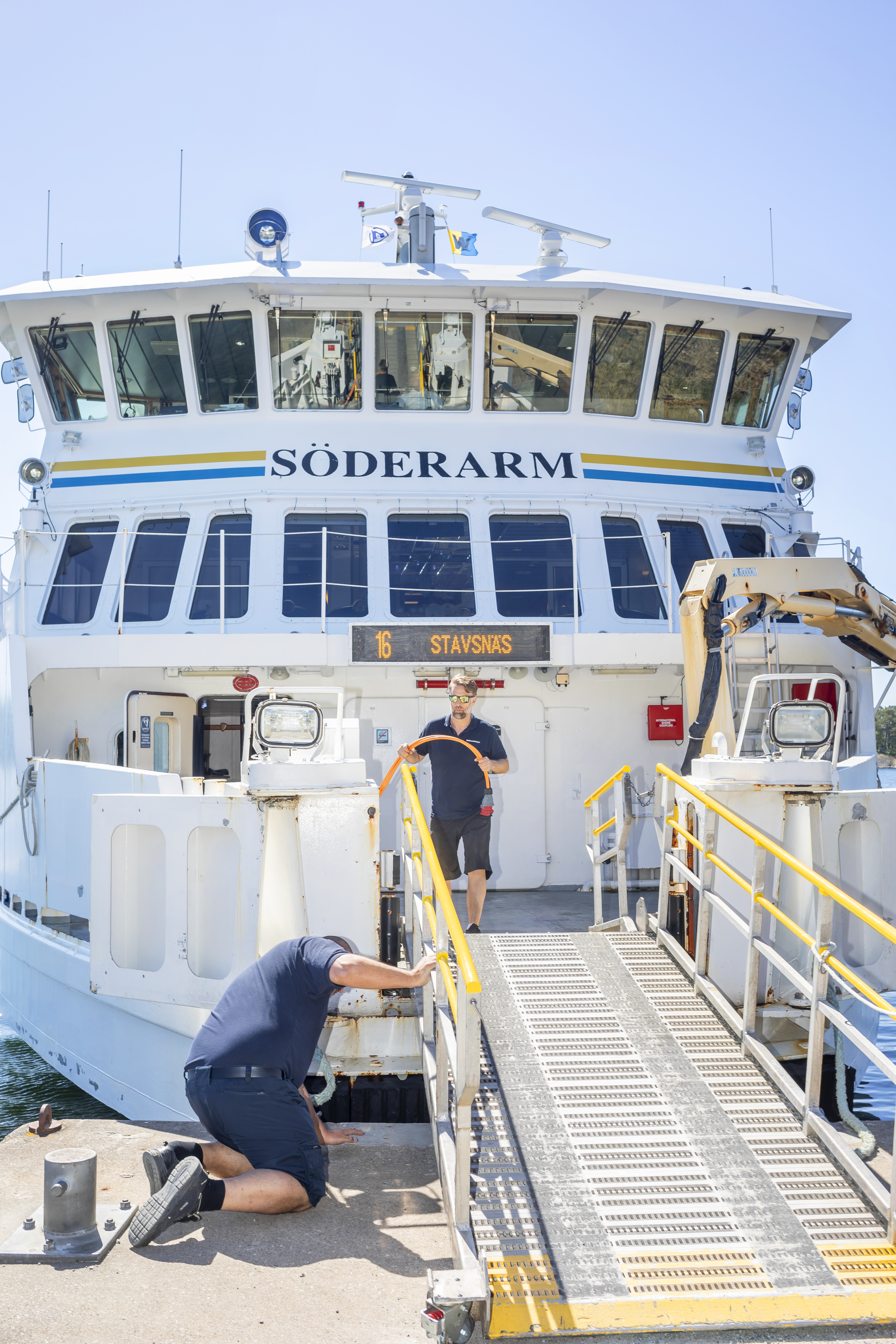 Matroser lägger an skärgårdsbåt.