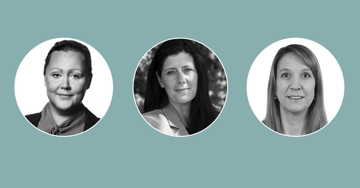 Tre porträttfoton av kvinnors visum i cirkulära ramar mot en blågrön bakgrund. Fotona till vänster och höger är i svartvitt, medan fotot i mitten är i färg.