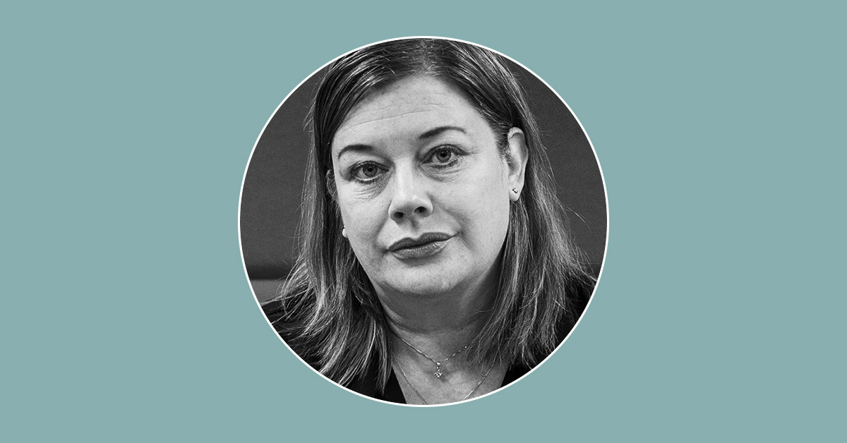 Svartvit bild av Malin Ragnegård med medellångt hår och ett neutralt ansiktsuttryck, inramad i en cirkulär gräns på en turkos bakgrund.