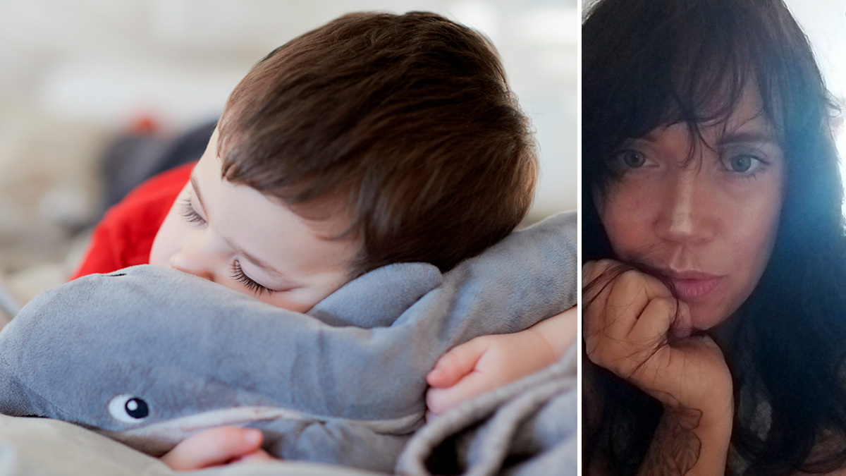 Ett barn med kort brunt hår i en röd tröja vilar på ett grått gosedjur. Bredvid barnet syns en kvinna med långt mörkt hår och ljusa ögon som vilar sin haka på handen.