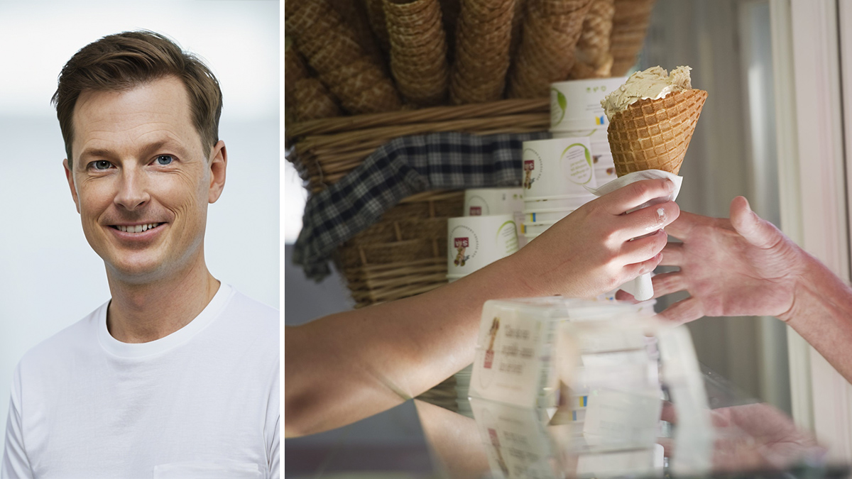 Fredrik Falkgren med brunt hår står till vänster. Till höger överlämnar en person en glasstrut till en annan person från andra sidan av en disk, och i bakgrunden står en korg med voffelstrutar.