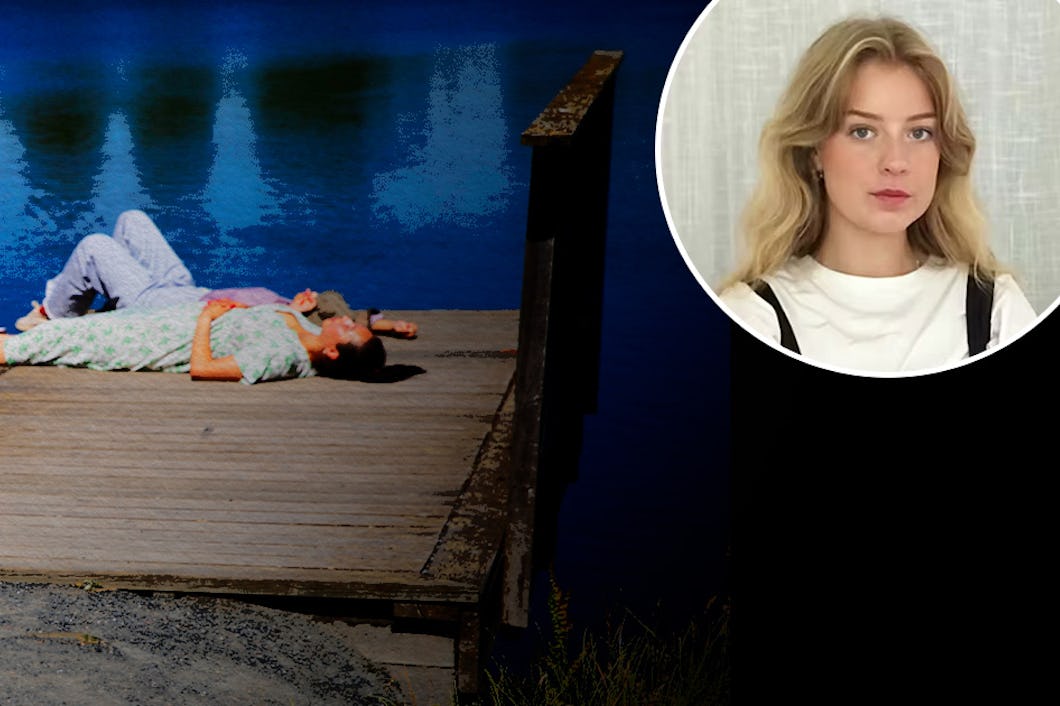 Två personer ligger på en brygga vid en sjö. En liten cirkelformad inzoomning visar en person med blont hår i vit överdel, mot en ljus bakgrund.