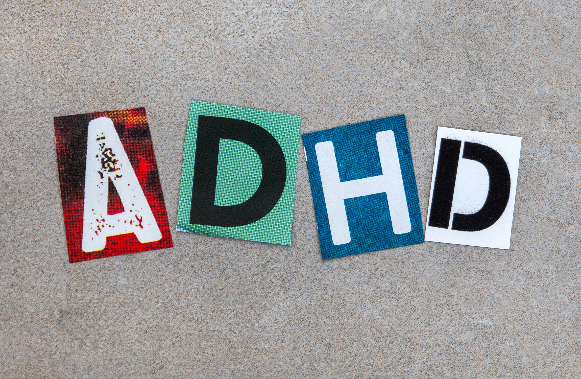Bokstäver som bildar ordet "ADHD", utskurna från olika tidningar.