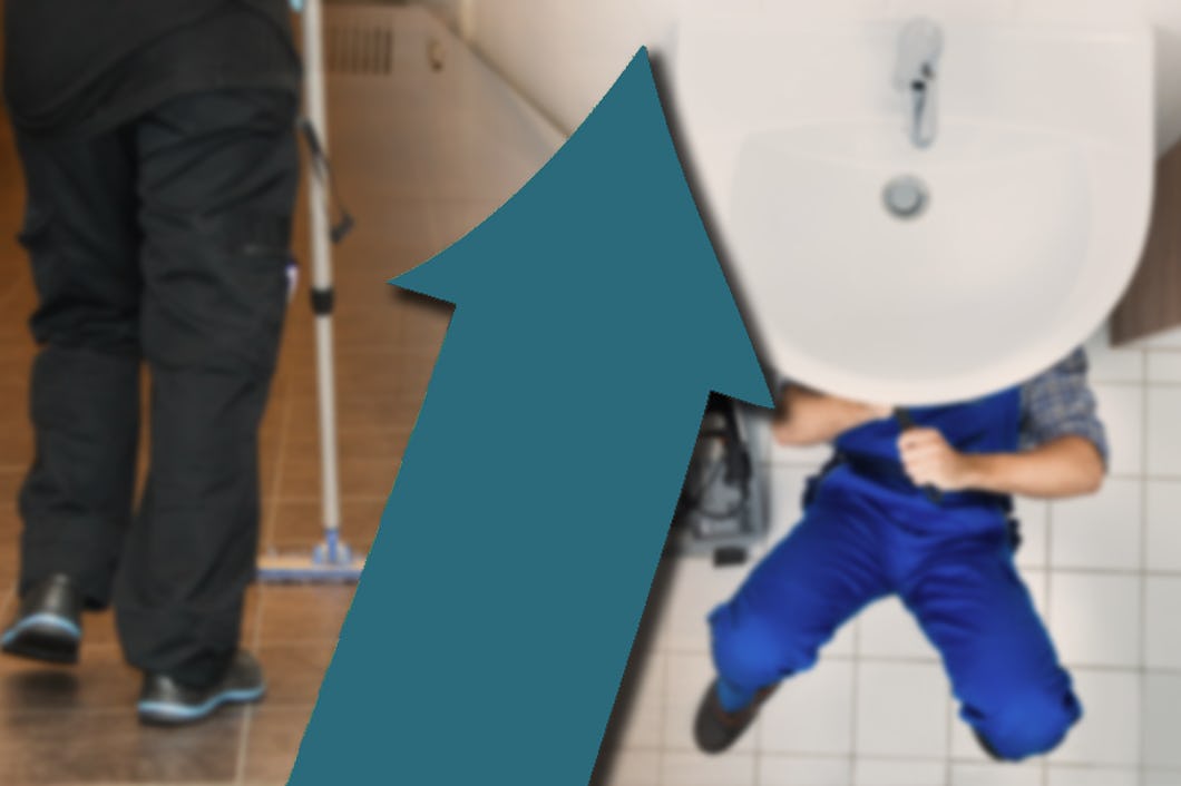 Person som moppar golvet till vänster och en annan person i blå överallt som arbetar under ett handfat till höger, separerade av en stor uppåtriktad pil.