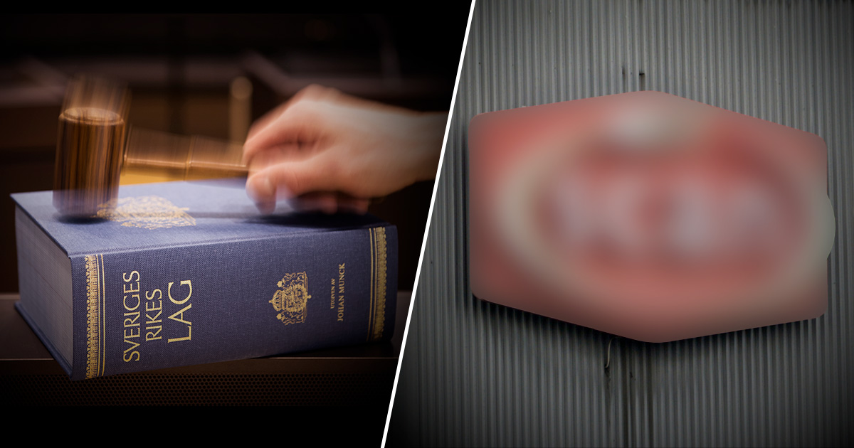 En domarklubba träffar en blå bok med titeln "Sveriges Rikes Lag" på vänster sida och en oskarp bild av en skylt syns på högre sida.