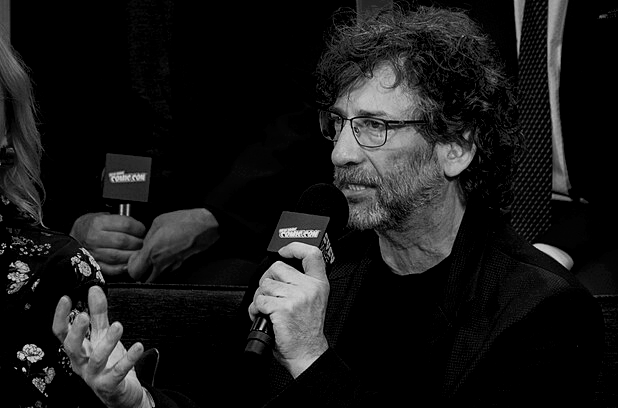 Neil Gaiman på en presskonferens