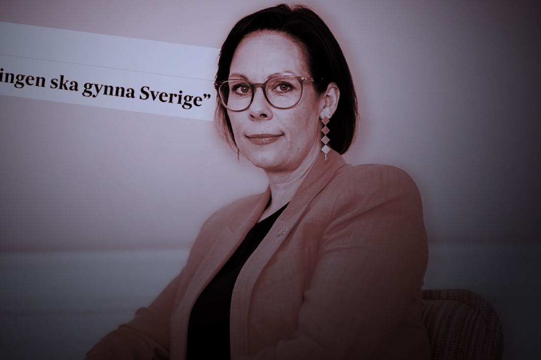 En person med glasögon och kavaj sitter. En markerad text på svenska lyder "Invandringen ska gynna Sverige.