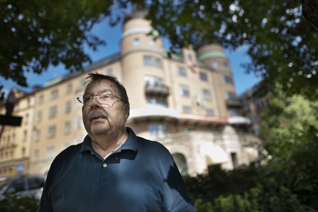 Bengt Sandberg står framför LO-borgen inramad av trädgrenar.