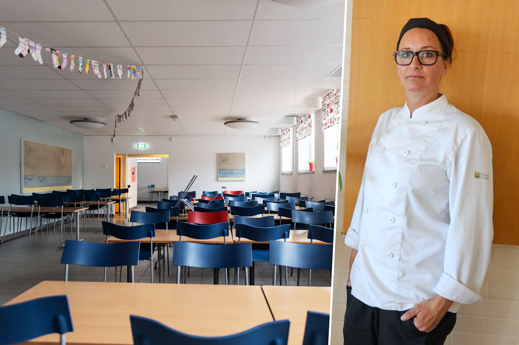 Sandra Galfi, en kock i vit uniform står i ett rum bredvid en tom matsal med blå och röda stolar samt träbord. Dekorationer hänger från taket i rummet.