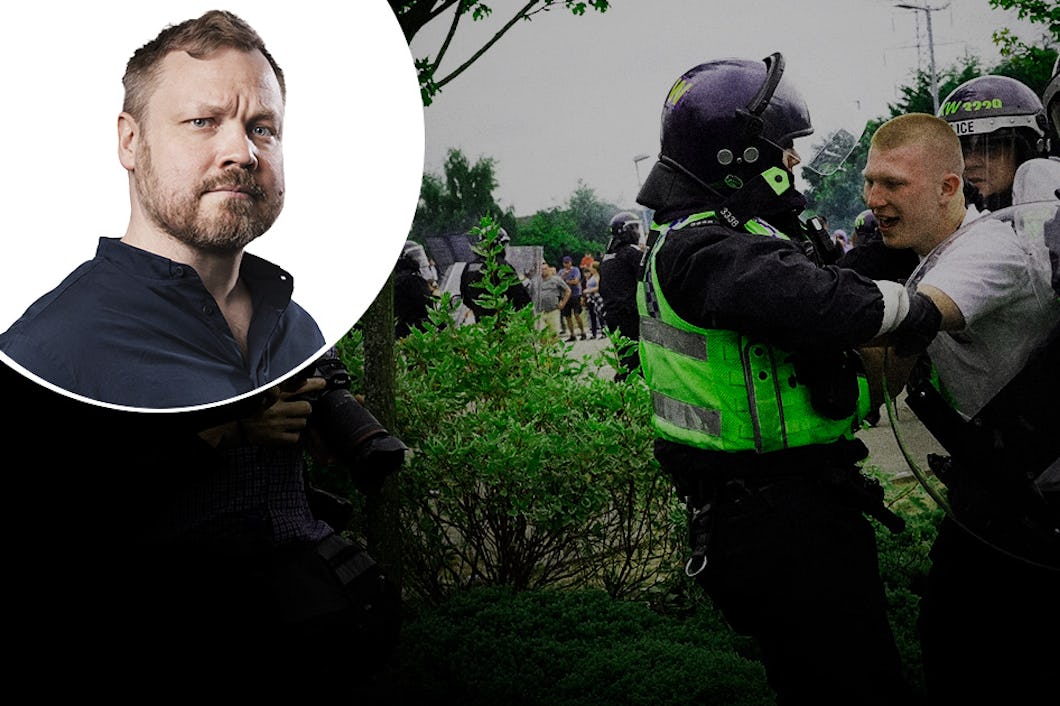En man i svart skjorta syns i ett infällt foto till vänster, medan poliser i gröna västar griper en man i huvudbilden till höger.