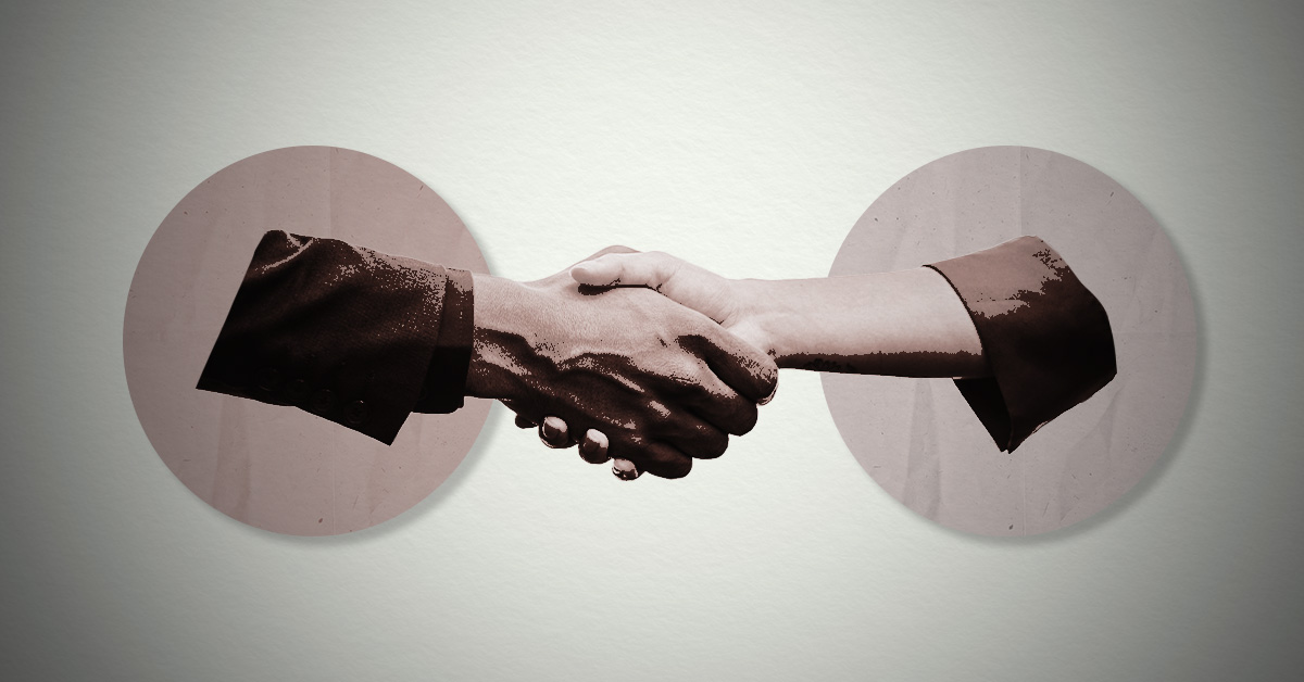Två händer skakar hand framför cirkulära bakgrunder; en hand är mörkare och den andra ljusare.