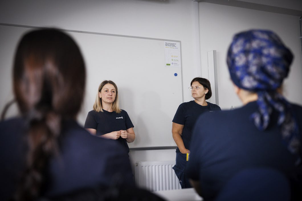 Eldana Hajdari och Annika Kullberg står framför en whiteboard och talar till en publik. Två åhörare syns bakifrån.