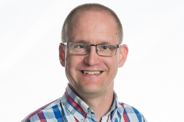 Porträtt på Anders Peterson i glasögon som tittar in i kameran.