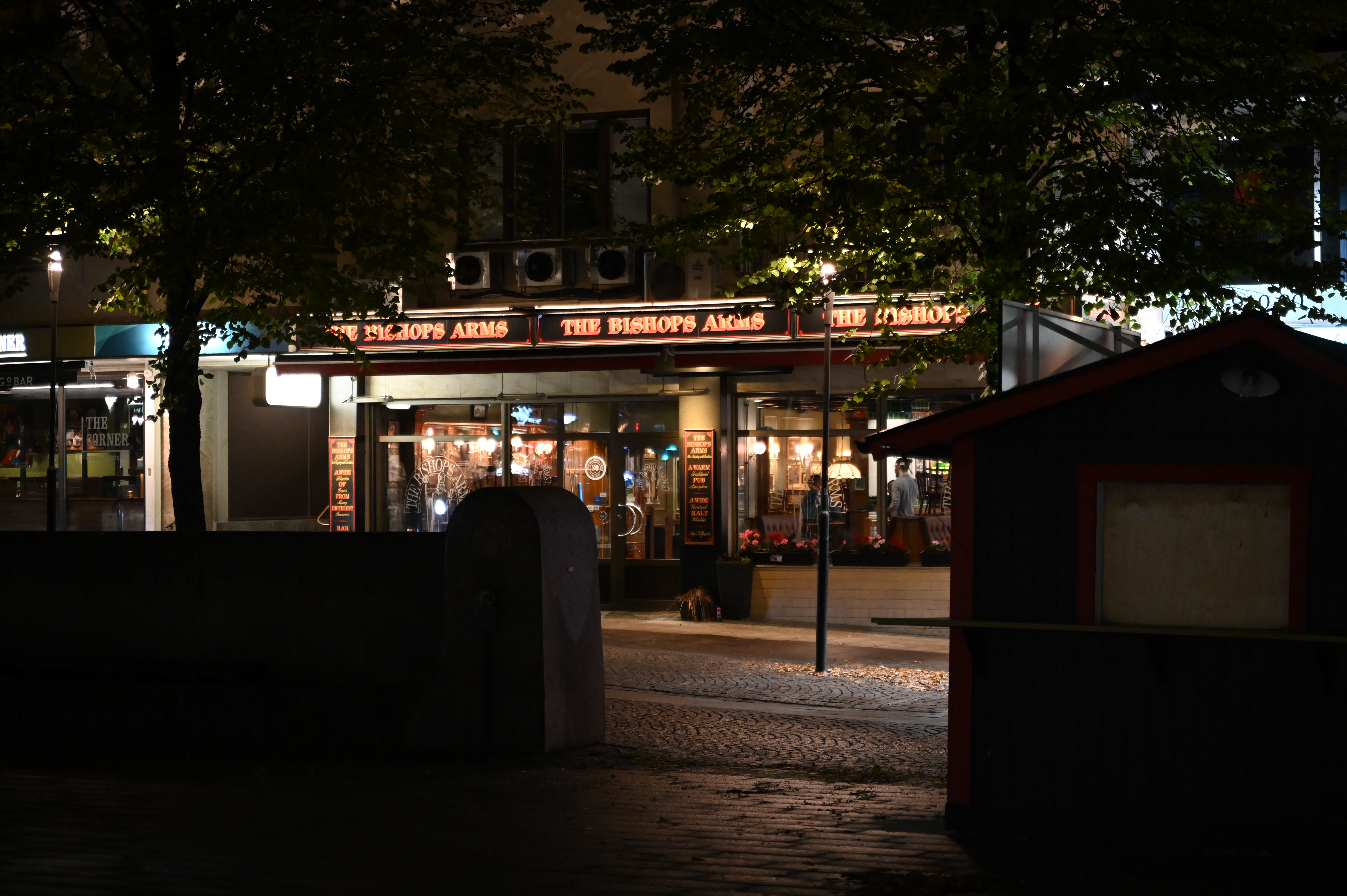 En pub med namnet "The Bishop's Arms" är upplyst.