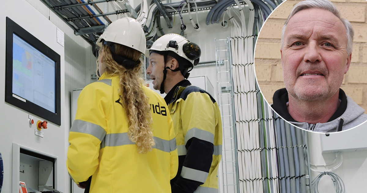 Två elektriker i gula uniformer och hjälmar arbetar vid kontrollpanelen. Den infällda bilden visar en närbild av mannen.