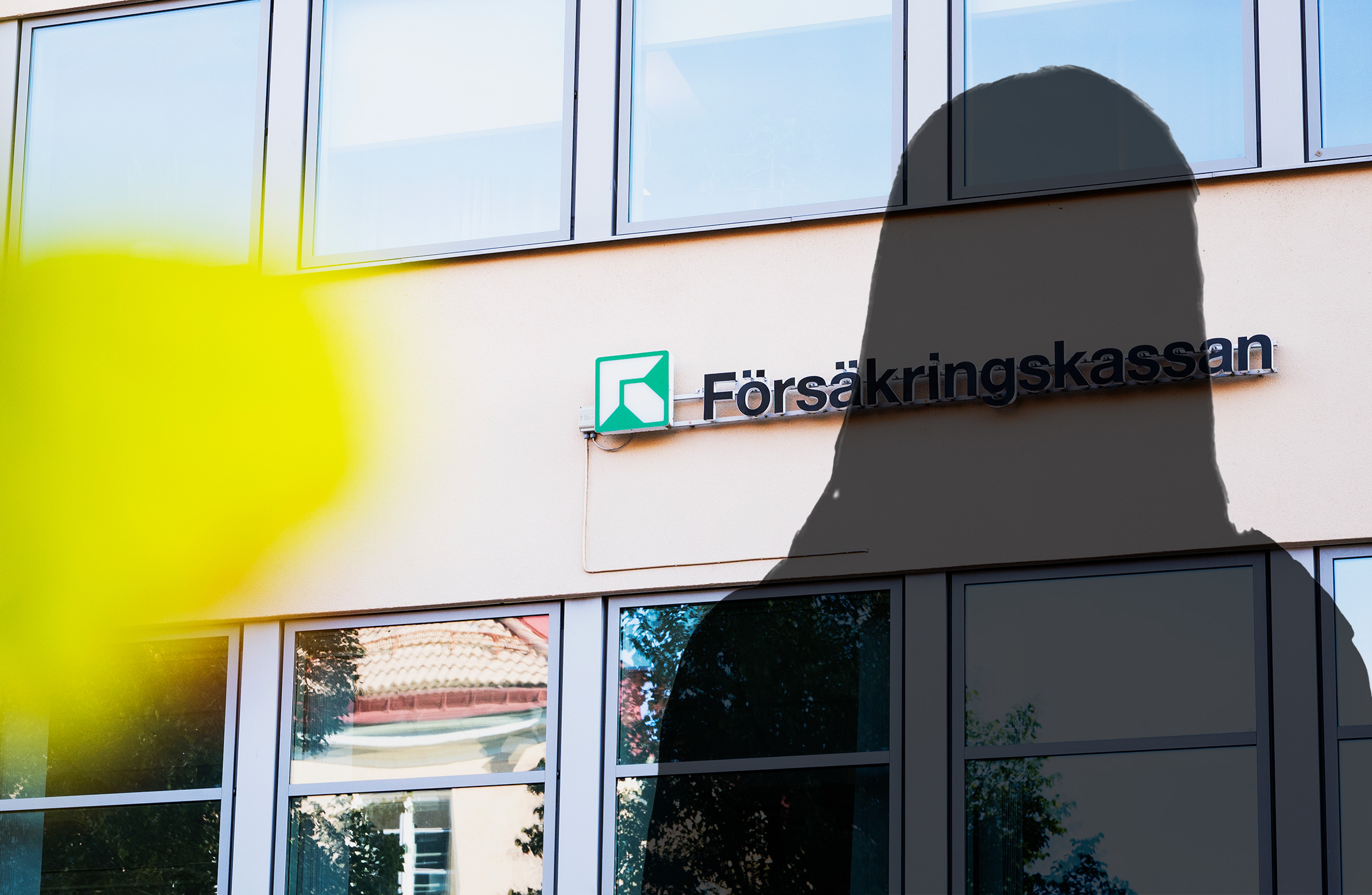 Silhuett av en person framför en byggnad med Försäkringskassan-skylt.