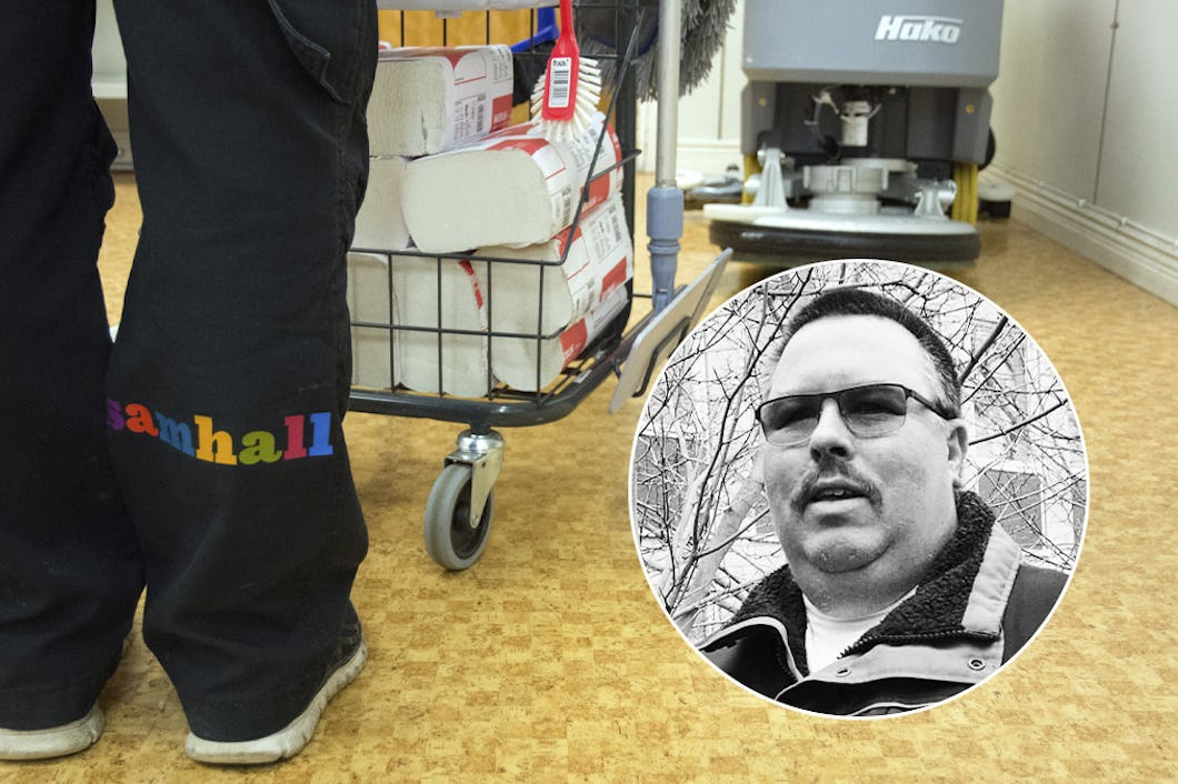 Person iklädd svarta byxor med texten "Samhall" på benet, samt en infälld gråskalebild av Joakim Häggkvist.