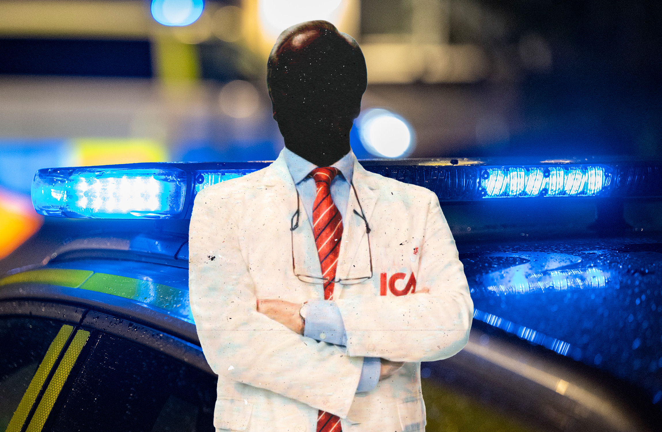 En person iförd vit labbrock och röd slips står framför en polisbil med blåljus aktiverad.