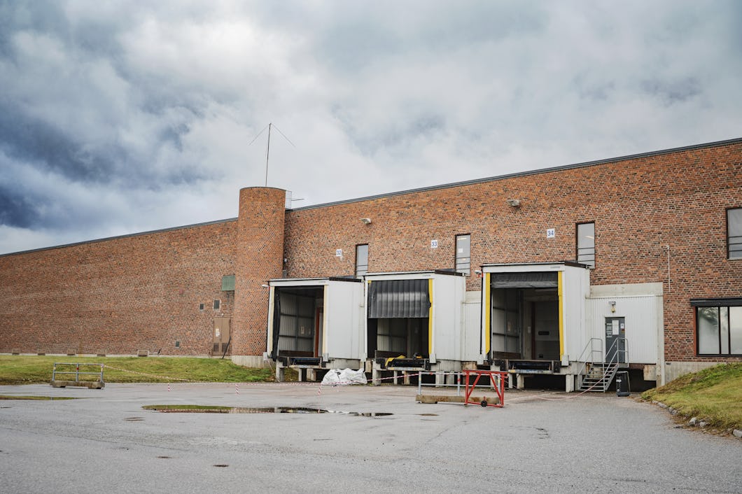 Ett tegelmagasin med tre lastkajer, var och en försedd med en stor rullport.