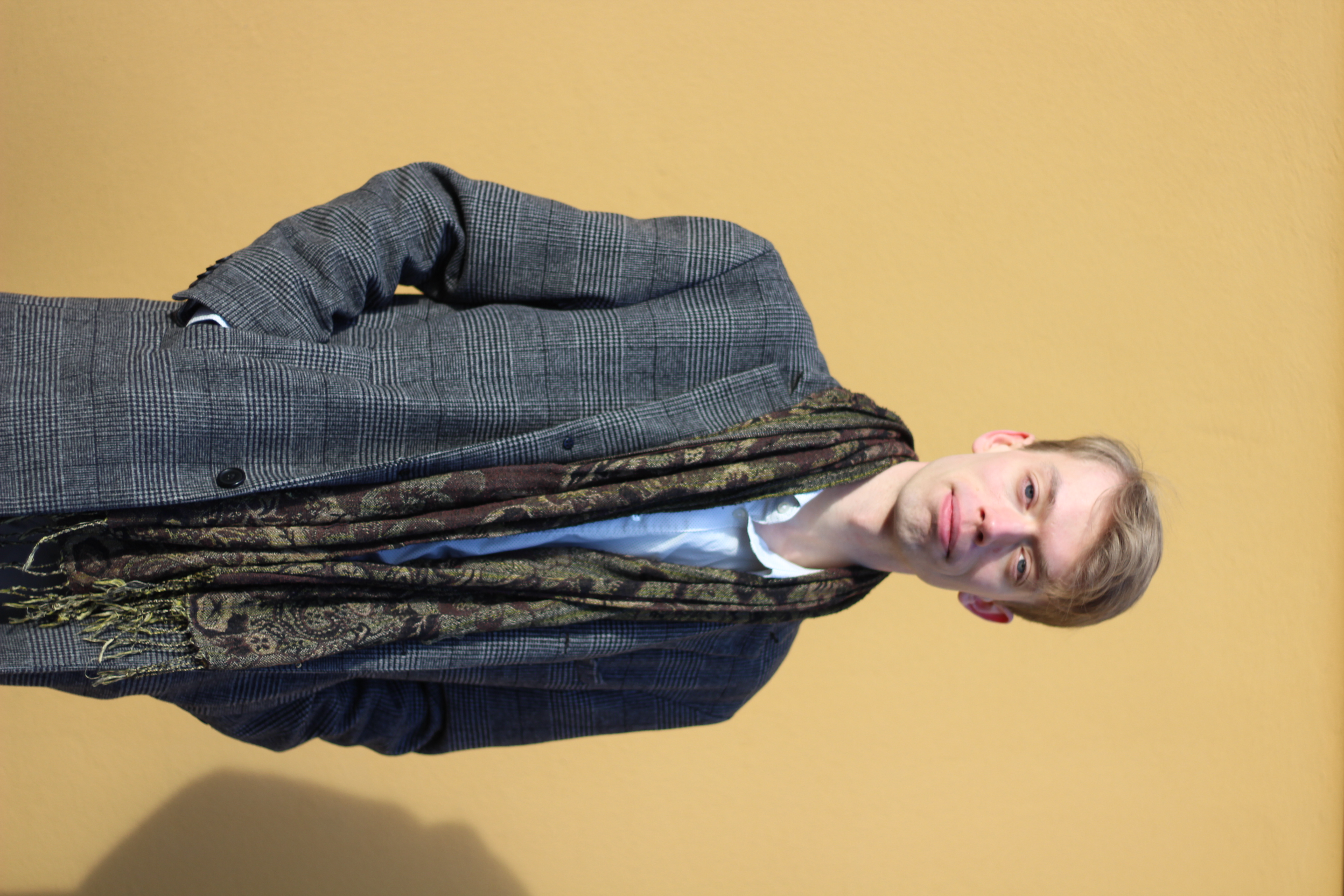 Man står mot gul bakgrund.