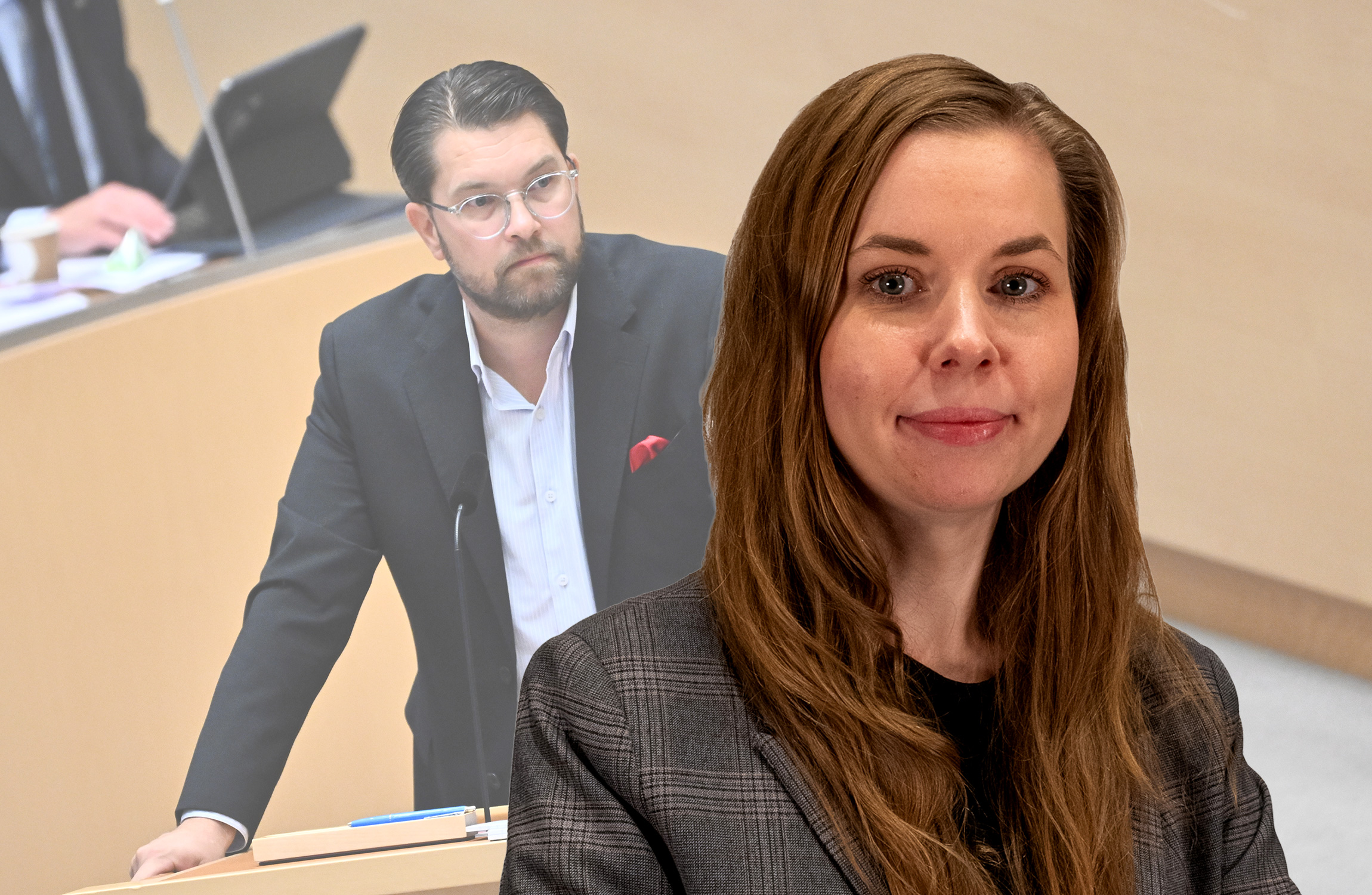 En kvinna i grå kavaj står i förgrunden medan en man i kostym talar vid ett podium i bakgrunden.