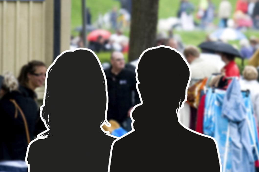Silhuetter av två personer syns i förgrunden vid en loppmarknad.