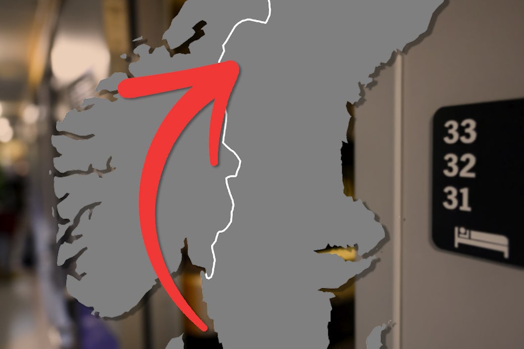 En röd pil pekar från västkusten upp miot Jämtland via Norge, överlagd på en suddigt bakgrundsbild av en tågvagnskorridor med en skylt som visar platser 31, 32 och 33.