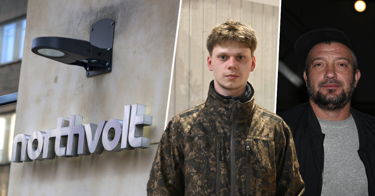 En skylt för Northvolt framför en byggnad av betong. Bilden innehåller även en person i kamouflagekläder och en person som bär svart keps och jacka.