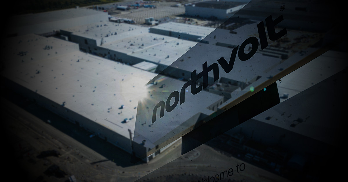En stor industriell anläggning med en logotyp för "northvolt" i förgrunden. Olika byggnader och infrastrukturer syns i bakgrunden.
