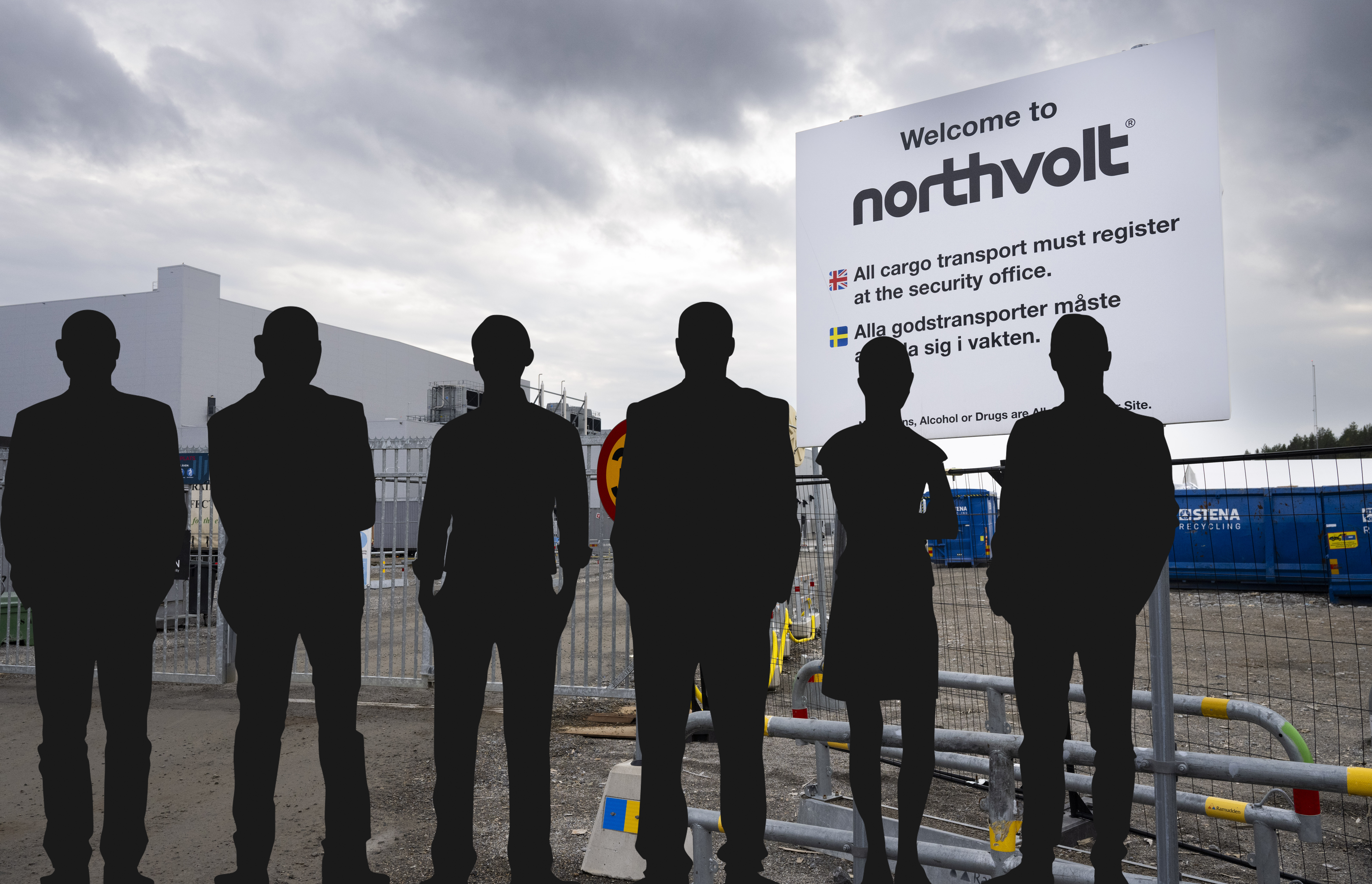 Sexpersoner står som silhuetter framför en Northvolt-skylt på ett industriområde med en grå himmel. Skylten informerar om att transportleveranser ska registreras vid säkerhetskontoret.