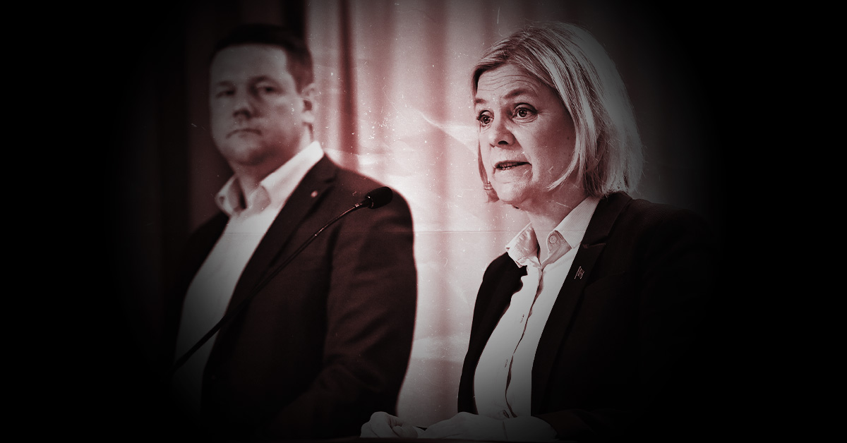 Magdalena Andersson talar i en mikrofon medan Tobias Baudin står i bakgrunden. Båda är klädda i formella kläder. Bilden har sepia-ton och mörk vinjettering.