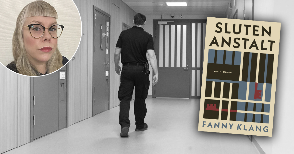 En person i uniform går nerför en korridor med ståldörrar. Inuti bilden finns ett porträtt av en person med glasögon och lugg.