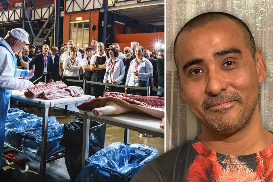 En folkmassa tittar på en slaktare i vit uniform och blått förkläde när denna demonstrerar köttstyckningstekniker. En man i röd skjorta står framför en neutral bakgrund och ser in i kameran.