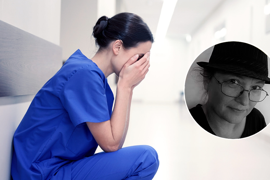 En sjukvårdare i blå sjukhuskläder sitter i en korridor och täcker ansiktet med händerna. En infälld bild visar ett svartvitt foto av en äldre person som bär glasögon och hatt.