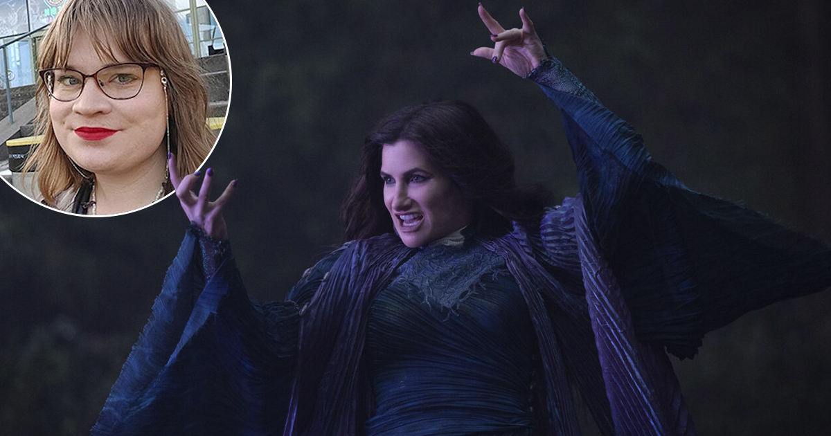 En person i kostym höjer händerna. I ett infällt fönster syns en person med glasögon.