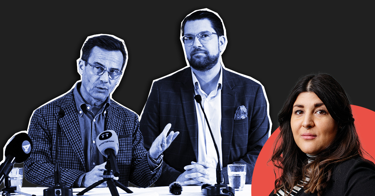 Jimmie Åkesson och Ulf Kristersson vid ett presskonferensbord, två sitter ner med mikrofoner framför sig.