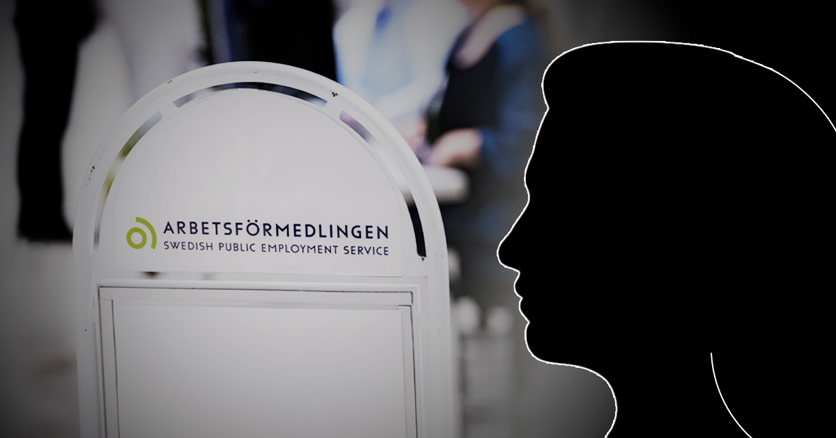 Silhuett av en person framför en skylt med texten "Arbetsförmedlingen", den svenska arbetsförmedlingstjänsten, med en oskarp bakgrund.