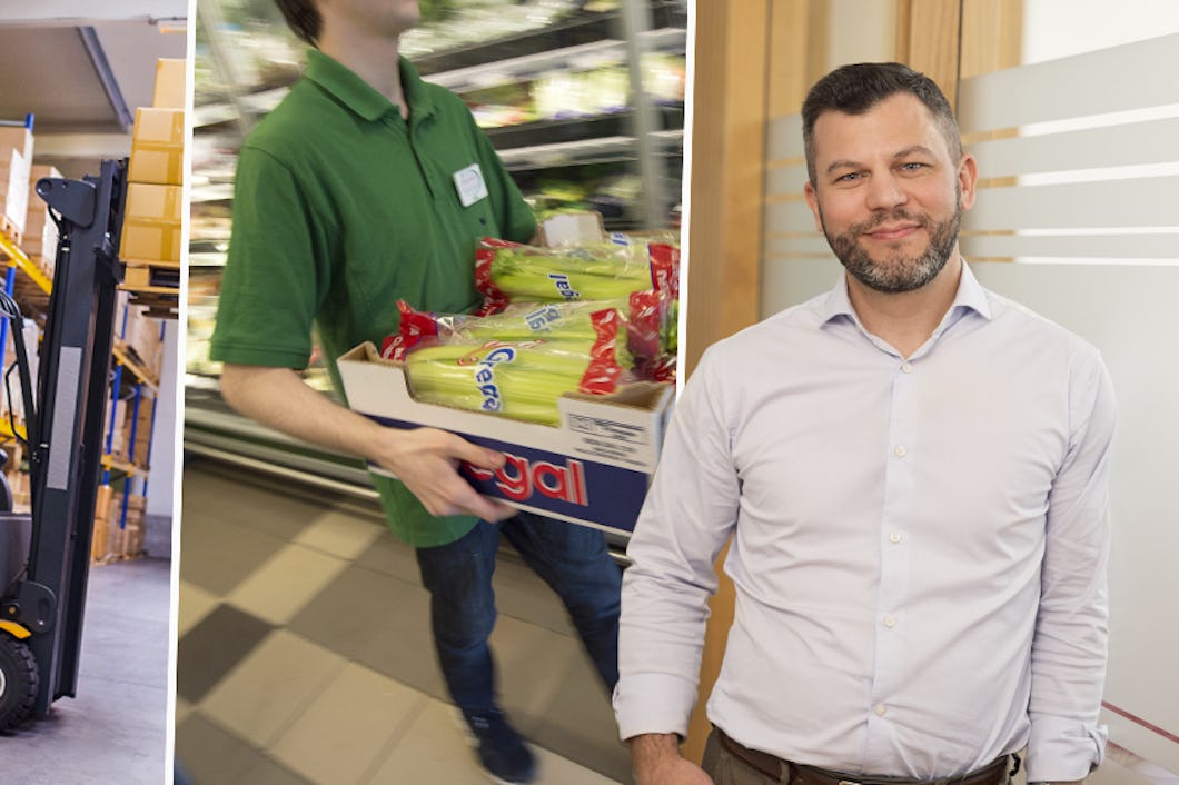 En arbetare kör en gaffeltruck, en person som jobbar i butik, och en man i vit skjorta som står inomhus.