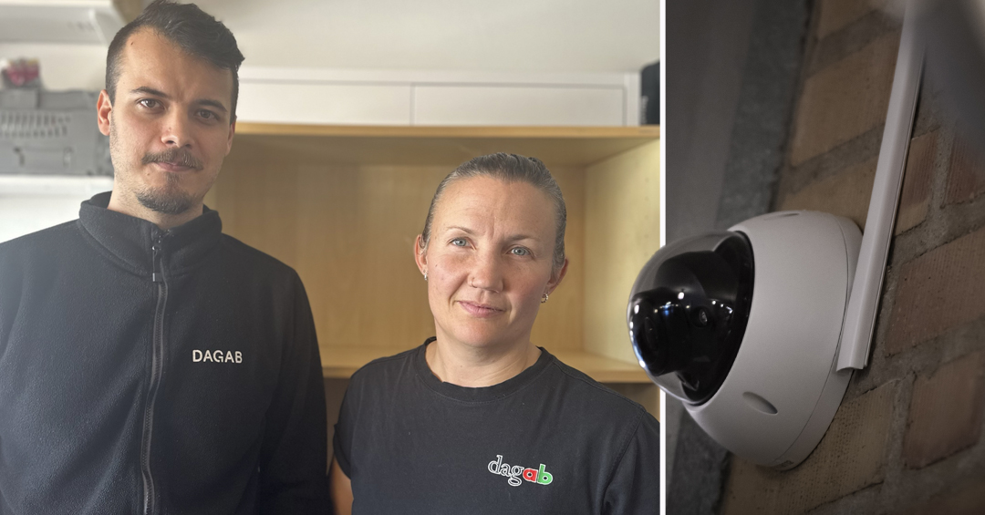 Två personer iförda tröjor med texten “Dagab" står inomhus.