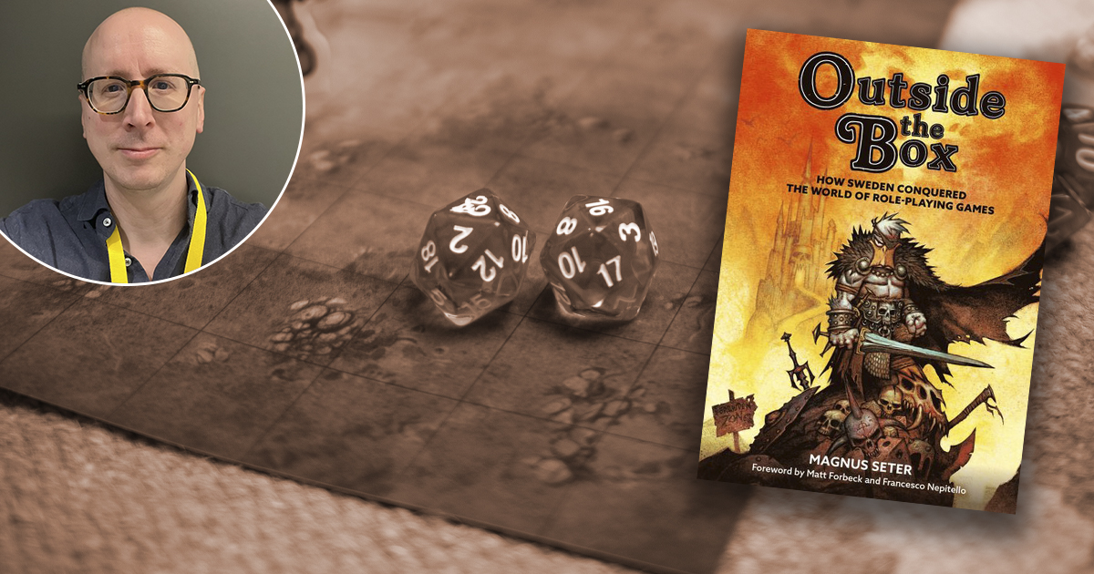 En bok med titeln "Outside the Box" ligger vid sidan av två tjugosidiga tärningar på ett spelbräde.