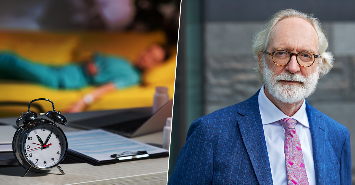 Till vänster i bilden syns en suddig bild av en person som ligger på en soffa. I förgrunden finns en väckarklocka och en skrivplatta. Till höger står Tommy Iseskog, en äldre man i blå kostym och rosa slips utomhus.