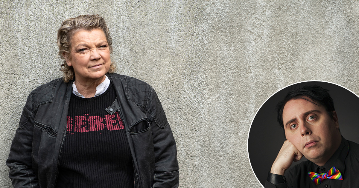 Två personer visa: en står framför en vägg med textur och bär en läderjacka; den andra syns i en infälld bildruta, bär en färgglad fluga, och vilar sin haka på handen.