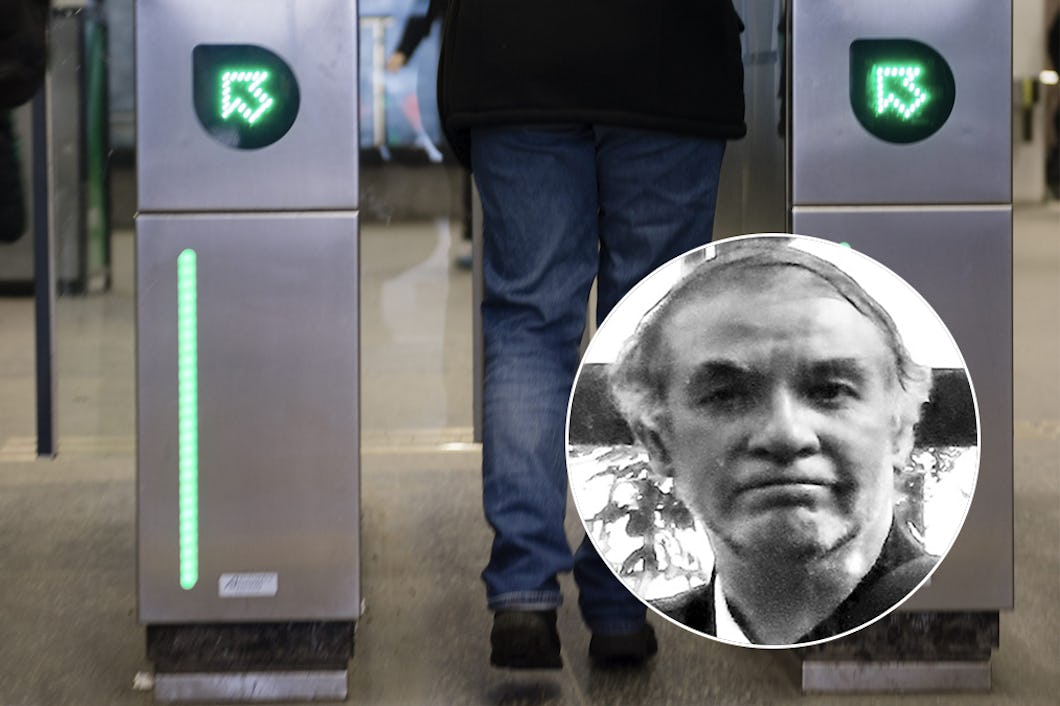 Två personer går igenom spärrar i en tunnelbaneentré. En infälld bild visar ett svartvitt fotografi av Hector Riveros.