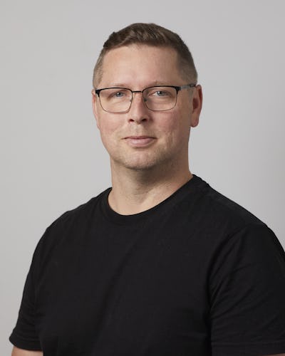 En person med kort hår och glasögon.