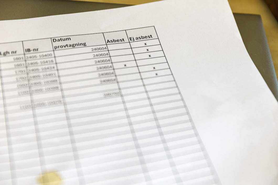 En bild av ett dokument som visar kolumner med information: provnummer, datum och asbestförekomst. Några rader har markeringar med 'x' under kolumnen "Ej asbest".